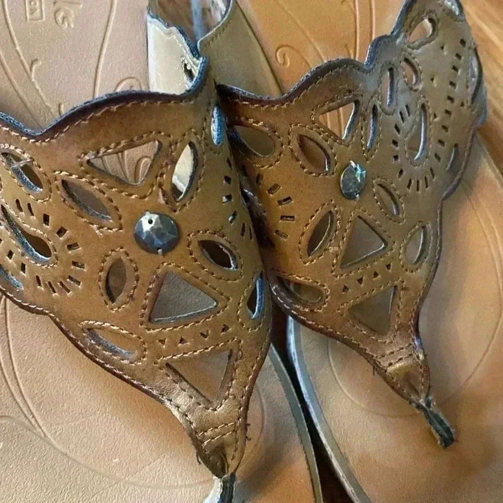 Clarks wedge sandal women’s size 10 - cork heel, thong sandal